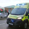 Beschäftigte des Rettungsdienstes bilden kurz vor Weihnachten eine Streikpostenkette vor der Zentrale des Rettungsdienstes in Coventry.