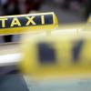 Ein betrunkener 36-Jähriger schlug heute Nacht einen Taxifahrer.