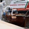 Italienische Forensiker begutachten die Schäden am Unfallboot in Salo am Gardasee.