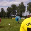 Es ist nicht leicht, den Ball zu lenken, wenn man selbst in einem Ball drinsteckt. In Binswangen gab´s wieder großen Spaß beim Bubble-Fußball-Turnier. 