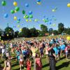 Zur Eröffnung des Sportpark-Sommerfests in Vöhringen ließen Schüler Luftballons steigen.