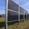 Senkrecht stehende Solarmodule werden derzeit in Gersthofen erprobt.