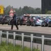 Am Feldrand, gegenüber dem Zugang zum Kaisersee, parken viele Badegäste ihre Autos und laufen anschließend über die Straße.