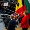 Bundeskanzlerin Angela Merkel vor Journalisten bei ihrer Ankunft zum Gipfel der EU-Staats- und Regierungschefs. 