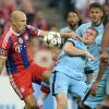 Der frühere Bayern-Profi Arjen Robben (l) und Citys James Milner kämpfen um den Ball.