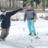 Sobald der Binswanger Gemeindeweiher zugefroren ist, wird Eisstock gespielt. Hier Günter Schmidt (links) beim Schuss, der zum Aufstiegsteam des TSV Binswangen gehört. Foto: Bunk