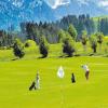 Panoramagolf im Allgäu: Unter den Teilnehmern des Friedberger Allgemeine Open verlosen wir ein Wochenende im Fünf-Sterne-Resort Sonnenalp. Unser Bild zeigt Loch zwei des Golfplatzes Oberallgäu, der sich jetzt im Frühjahr von seiner schönsten Seite präsentiert. 