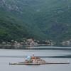 Die künstlich angelegte Insel „Our Lady of Rocks“ in der Bucht von Kotor ist Maria vom Felsen gewidmet. 