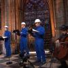 Der Cellist Gautier Capucon (r) und der Chor der Kathedrale Notre Dame zeichnen ein Weihnachtskonzert auf.