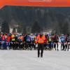 Beim Start des Eisschnelllauf-Super-Marathons muss das Eis ein enormes Gewicht tragen. Alle verlassen sich auf Norbert Jank. Er weiß, wie viel das Eis aushält. 