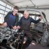 In der Oldtimer-Werkstatt restaurieren Friedrich Hertle (74) und sein Enkel Luis Loi (16) einen alten Mercedes 180d aus den 1960ern.  	