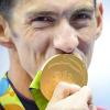 Der Schwimmer Michael Phelps küsst 2016 in Rio seine Goldmedaille. Seine nächste Olympia-Medaille könnte aus recycetem Metall sein. 