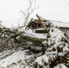 In der Gemeinde Martinszell im Oberallgäu krachte ein vom Wind abgenickter Baum in ein Wohnhaus und die daneben liegende Garage. Verletzt wurde niemand. 