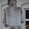 Ein Denkmal in der Lauinger Elisabethenstiftung erinnert an 176 Heimbewohnerinnen, die 1940 von Nationalsozialisten deportiert wurden. Psychiater Pröller fehlt auf der Inschrift der Hinweis, dass die Frauen ermordet wurden.  	