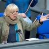 Bundestagsvizepräsidentin Claudia Roth fordert ein Gesetz zur Demokratieförderung.