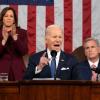 US-Präsident Joe Biden hält seine Rede zur Lage der Nation. Hinter ihm applaudiert Vizepräsidentin Kamala Harris, daneben sitzt Kevin McCarthy, Sprecher des Repräsentantenhauses.