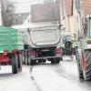 Trotz neuer Umfahrung nützen viele Autos und Lastwagen den direkten Weg durch Hirblingen. Anwohner reagierten mit einer teilweisen Straßenblockade. 