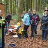 Pfarrerin Kathrin Bohe segnete den neuen Waldkindergarten in Wullenstetten. Eltern und die Kleinen selbst sind angetan von der Umgebung. 