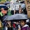Demonstranten halten Schilder mit Parolen im Kampf für mehr Klimaschutz bei einer Kundgebung der Bewegung Fridays For Future in Berlin.