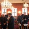 Die Bischöfe stehen zu Beginn der Herbstvollversammlung der Deutschen Bischofskonferenz im Fürstensaal des Stadtschlosses Fulda.