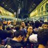 Flüchtlinge warten in Budapest auf einen Zug nach Deutschland.
