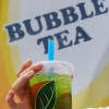 Kräftig saugen und plopp: Bubble Tea ist ein buntes, süßes Mixgetränk mit festen Geleestückchen. Die Grünen schlagen Alarm: Der bei Jugendlichen sehr beliebte Bubble Tee sei ungesund. Denn ein Becher Tee hat mehr Kalorien als ein BigMac. 