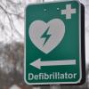 Der "Plötzliche Herztod" (PHT, Sudden Cardiac Death oder auch SCD) gehört zu den häufigsten Todesursachen in der westlichen Welt überhaupt. Dieses Schild weist in Ebermergen den Weg zu einem öffentlich zugänglichen Defibrillator in der Filiale einer Bank.