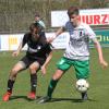 Enges Spiel: Niklas Neumair (links, FC Affing) gegen Tim Sautter (FC Stätzling).  