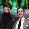 Bundestrainer Joachim Löw mit seinem früheren Kapitän Philipp Lahm, der zum Ehrenspielführer ernannt wurde.