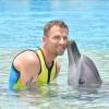FCA-Kapitän Daniel Baier holte sich in der Sommerpause ein Delfin-Küsschen ab.
