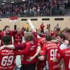 In einer dramatischen Schlussphase setzten sich die Red Hocks Kaufering gegen Bonn durch und dürfen weiter auf die Teilnahme an den Play-offs hoffen. 	