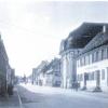Ein Vorkriegsbild der Memminger Straße mit Judenhäusern, wie sie großteils heute noch stehen. Die prächtige Synagoge (rechts) wurde erst nach dem Krieg abgerissen. 