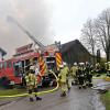 Ein großes Aufgebot an Einsatzkräften kämpft gegen die Flammen an einem landwirtschaftlichen Anwesen in Scheuring. Das Wohnhaus konnte bisher geschützt werden.