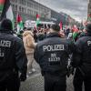 Wie kann Verständigung hier nur gelingen? Berliner Polizisten begleiten eine propalästinensische Demonstration in Berlin-Neukölln.