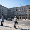 Kamerateams vor dem Bundesfinanzministerium von Olaf Scholz in Berlin. Bei Ermittlungen gegen FIU-Verantwortliche hatte die Staatsanwaltschaft Osnabrück auch das Ministerium durchsuchen lassen.