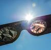 Wer am Freitag die Sonnenfinsternis bestaunen willl, sollte seine Augen schützen. Das geht auch mit alten SoFi-Schutzbrillen. 