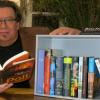 Sein Haus steckt voller Bücher und sein Kopf voller Ideen: Wolfram Grzabka hat in Friedberg nach dem Bücherschrank nun auch zehn Kisten verteilt, aus denen sich die Lesefreunde bedienen können – zum zeitweisen Lesen im Café oder zum Tauschen. 