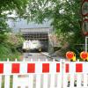 Die Unterführung für Fußgänger und Radfahrer zwischen Untergriesbach und der Schulstraße in Aichach ist wegen der Arbeiten auf der Brücke über die B300 gesperrt. 