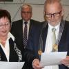 Monika Knauer wurde als neue Stadträtin in den Reihen der CSU vereidigt. Bürgermeister Klaus Habermann nahm ihr den Amtseid ab. Zwischen ihnen der neue Kulturreferent Helmut Beck.