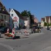 Je zwei auffällig platzierte Schilder pro Einfahrtseite sollten den Kraftfahrern die neuen Regeln auf dem Marktplatz erklären. Eigentlich. Aber so mancher hat sie übersehen oder ignoriert. 