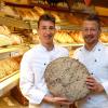 Günther Weindl (rechts, hier mit Sohn Dominik) merkt, dass mehr Kunden den Weg in die örtliche Bäckerei finden. 	