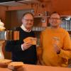 Matthias Schröppel (links) und Hilmar Maiwald möchten das Kneipenleben in Harburg wiederbeleben und eröffnen den Holzwurm probeweise. Am kommenden Wochenende können Gäste auf den Bierdeckeln an einer Umfrage teilnehmen.  	