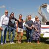 Simone Haftel (Geschäftsführerin von Elisa), Franziska Kopitzsch (Geschäftsführerin des Bundesverbandes Kinderhospiz), Renate Mäußl (Pilotin) sowie Felix Schweiger und Sven Malburg von den „Old Tablern“ aus Ingolstadt (von rechts) kurz vor dem Start auf dem Fliegerhorst Neuburg. 