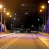 Polizisten sichern mit ihren Fahrzeugen eine Brücke in Mitrovica. Im überwiegend serbisch bevölkerten Norden des Kosovos hatten militante Serben am Sonntag Barrikaden errichtet.