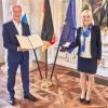 Staatsministerin Carolina Trautner hat dem Augsburger Walter Pache das Bundesverdienstkreuz am Bande verliehen.
