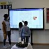 Lehrerin Kora Mayr-Klafs und ihre Schülerin haben Freude beim Unterrichten an der Touch-Screen-Tafel.
