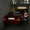 Am Dienstagmorgen wurde die Feuerwehr Augsburg alarmiert: Eine Frau wurde von ihrem eigenen Auto gegen die Wand einer Tiefgarage gedrückt.