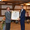 Hohe Auszeichnung: Begleitet von Applaus durfte Altbürgermeister Theo Lehner (links) von Rathauschef Otto Göppel die Urkunde des Ehrenbürgers von Babenhausen 
entgegen nehmen.