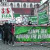 Ende vergangenen Jahres demonstrierten in Augsburg Fußballfans gegen Menschenrechtsverletzungen in Katar. Nun plant ein Bündnis ein Parallel-Programm zur WM.