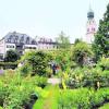 Auf der Landesgartenschau in Rosenheim wurde auch die Altstadt in das Ausstellungsgelände mit einbezogen, was den Planern bestens gelungen ist. Nicht nur die Stadt selbst wird dadurch aufgewertet, sondern auch die vielen Besucher fanden diese Idee großartig. Unser Bild zeigt den Rosengarten in der Nähe des Rathauses, im Hintergrund die gotische Pfarrkirche St. Nikolaus.